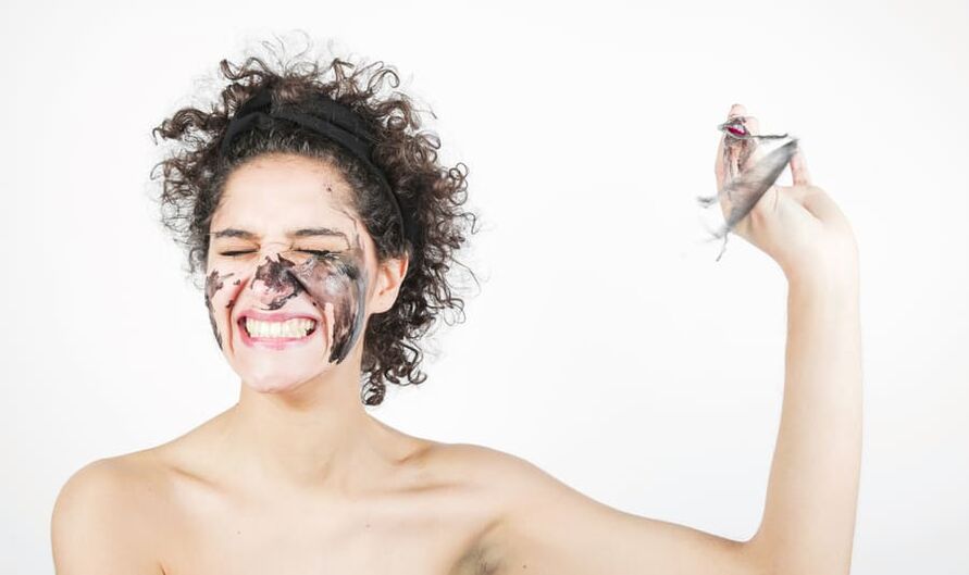 moteris atlieka atjauninančią veido odos procedūrą